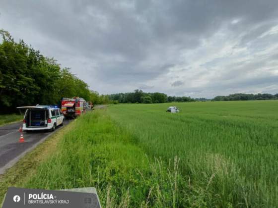 tragedia pri malych levaroch len 19 rocny vodic zahynul po naraze do stromu foto