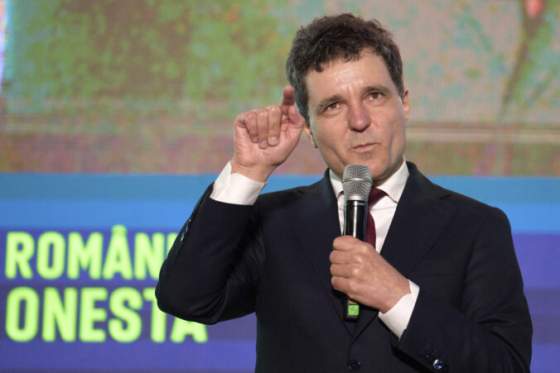 falosne vysvedcenie aj utoky na rodinu proeuropsky rumunsky prezidentsky kandidat celi tvrdej dezinformacnej kampani