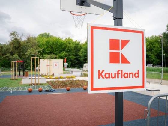 v topolcanoch je novy k park modernymi ihriskami kaufland ukazuje mladym ze zabava sa nedeje len na displeji