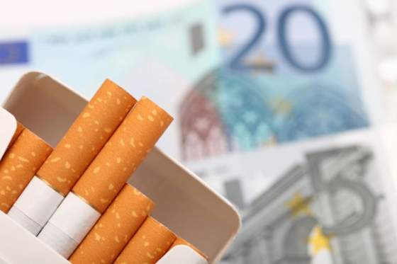 plany na dvojnasobne dane z cigariet znova ozivaju priblizi sa aj slovensko k cene 12 ci 13 eur za krabicku