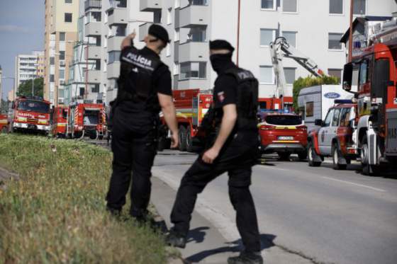 policajti hasici a dalsi statni zamestnanci si prilepsia o stovky eur vlada im odklepla stedre odmeny