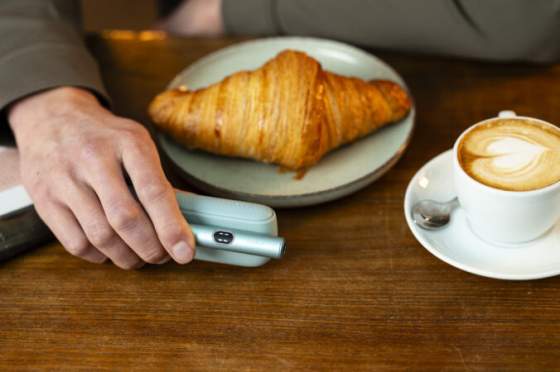 bezdymove inovacie iqos iluma i prinasa nove farby a vylepsene funkcie