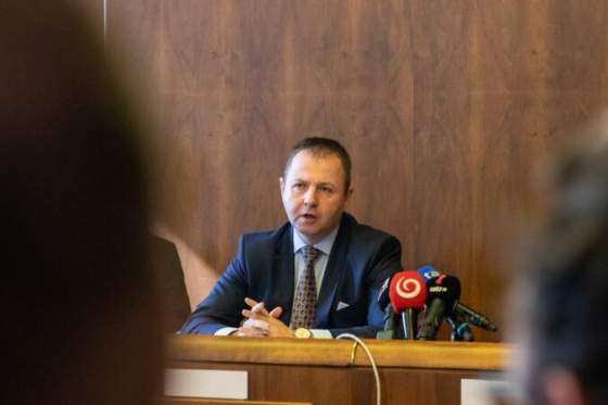 poslanec smeru kery fackami napadol clena demokratov tvrdi strana kym prisla policia usiel