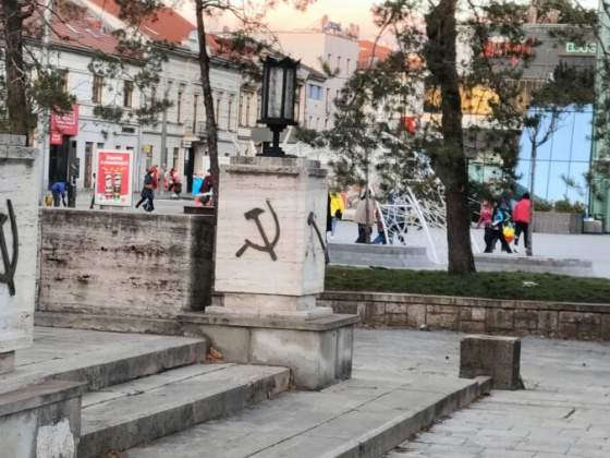 platna legislativa sr neumoznuje legalne odstranenie prekrizeneho kosaka a kladiva ako symbolu komunizmu z pomnika