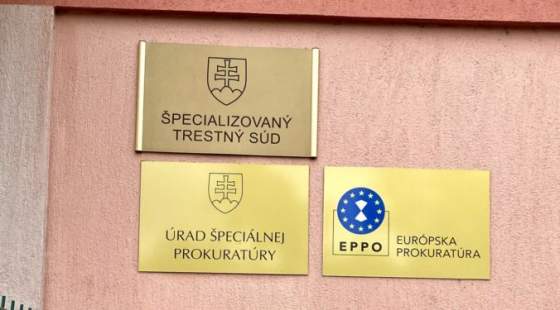 rozhodnutie o kazimirovi bolo nezavisle vyjadrenia vladnych predstavitelov na adresu sudcu prekracuju hranice