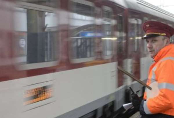 prasknuty nosnik mosta zastavil dopravu na trati bratislava kosice vlaky pri poprade nahradili autobusy