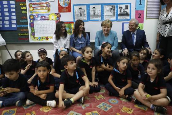 Foto: Merkelová navštívila školu so sýrskymi utečencami, rozdávala dresy nemeckých futbalistov