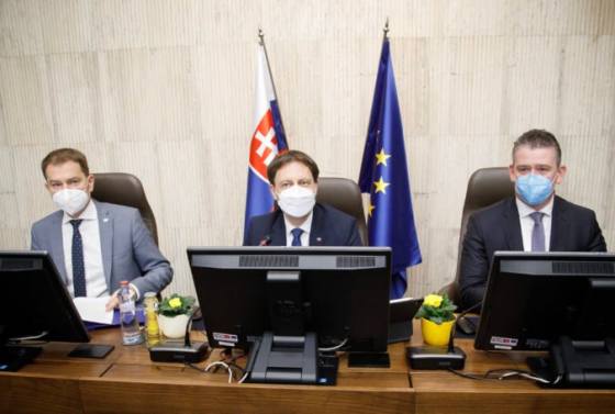 Vláda zavádza opatrenia hospodárskej mobilizácie aj pri zasielaní sms správ, zabezpečiť chce očkovanie a testovanie