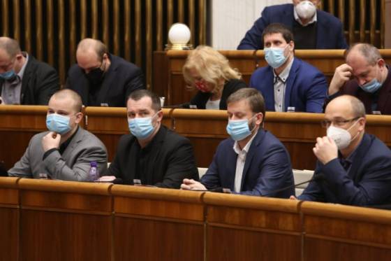 mazurek a dalsi poslanci chcu zakazat diskriminaciu nezaockovanych ludi do parlamentu predlozili novelu zakona