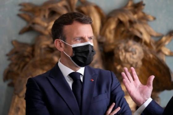 za facku macronovi je muz odsudeny na styri mesiace vazenia dostal aj dalsie tresty