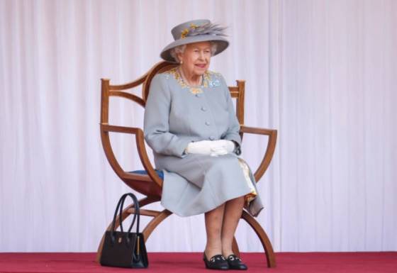Britská kráľovná Alžbeta II. vyznamenala pri príležitosti svojich narodenín bojovníkov proti pandémii
