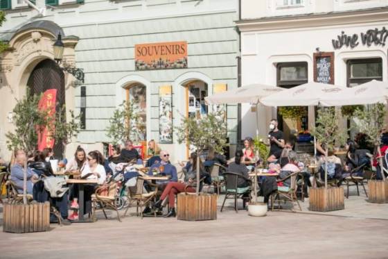 Bratislavské Staré Mesto pomáha podnikateľom, nájom za terasy chce znížiť až do konca roka