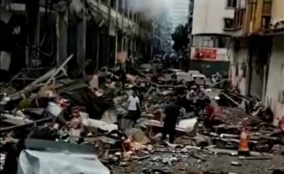 V Číne vybuchol plyn, zomrelo 12 ľudí a viac ako 150 skončilo v nemocnici (video)