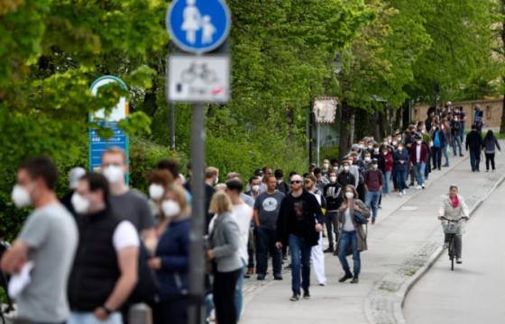Nemecko hlási najmenej nakazených za deväť mesiacov, plánuje zmierňovať pravidlá pre nosenie rúšok