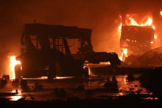 sklad kontajnerov v bagladesi pohltili plamene poziar si vyziadal viac ako 25 obeti