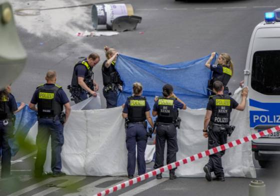 Vodič, ktorý v Berlíne vrazil autom do skupiny študentov, má byť vážne psychicky chorý (video)
