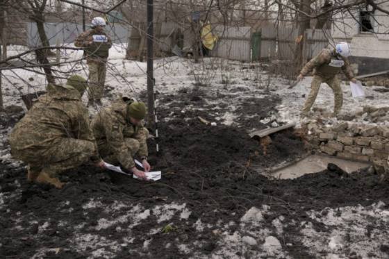 rusi pouzivaju v luhanskej oblasti zakazane zbrane dedinu vrubivka vypalili takmer do tla