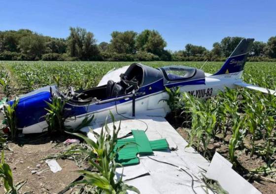 Pri Nových Zámkoch sa do poľa zrútilo malé lietadlo, haváriu neprežil jeden z pasažierov (foto)