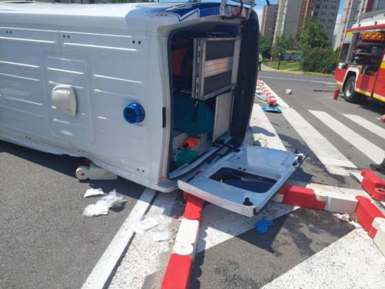 sanitka zostala po zrazke s autom prevratena na boku nehoda sa stala v bratislavskej dubravke foto