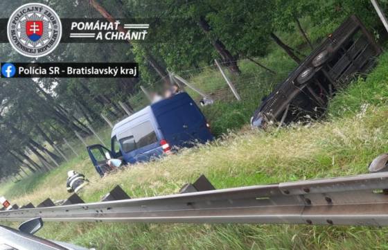Na diaľnici D2 došlo k vážnej dopravnej nehode, ťažko sa zranilo aj dieťa