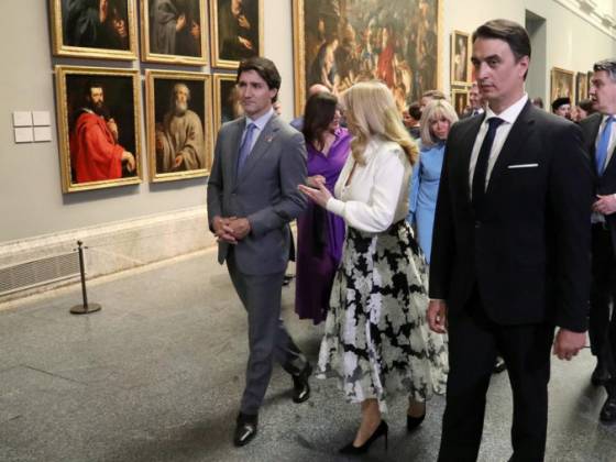 prezidentka caputova pozvala macrona na slovensko a nieco jej prislubil aj kanadsky premier