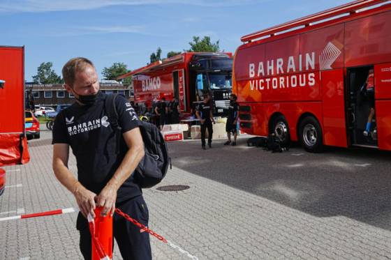 danski policajti vykonali raziu v time bahrain victorious pred tour de france prehladali hotelove izby aj auta