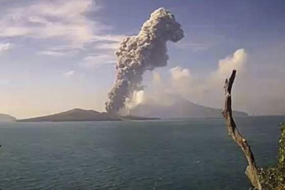 sopka anak krakatau sa opat prebudila vychrlila popol az do vysky troch kilometrov
