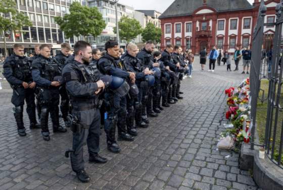 nemecky policajt napokon brutalny utok nozom neprezil jeho pamiatku si uctilo aj viacero kolegov