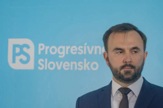 kiss vyzyva sefa financnej spravy aby vysvetlil pochybnosti o fungovani institucie