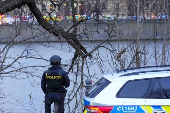 ceska policia prekazila podpalacsky utok na autobusy v prahe a stopy maju viest do ruska muza obvinili z terorizmu