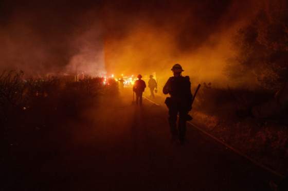 Pre lesný požiar severne od Los Angeles evakuovali 1 200 ľudí, oheň ohrozuje dôležitú diaľnicu i okolité stavby (foto)