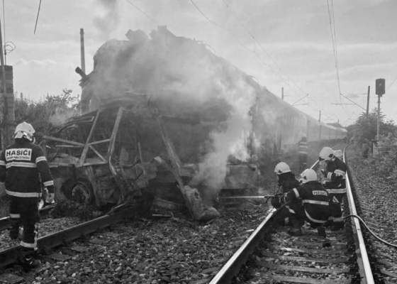 Tragickú zrážku pri Nových Zámkoch spôsobilo viacero faktorov. Vlak tam nemal čo robiť, povedal minister Ráž (video+foto)