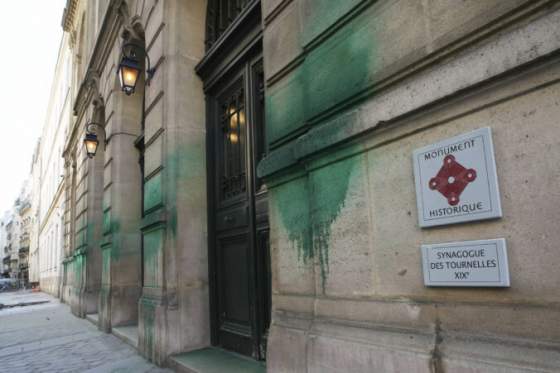 vandali zneuctili parizsky pamatnik holokaustu a synagogy izrael hovori o koordinovanom antisemitskom utoku foto