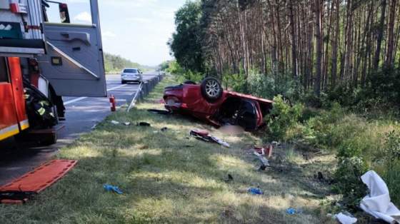 na dialnici d2 sa stala vazna nehoda auto zostalo prevratene na streche zranili sa aj dve deti foto