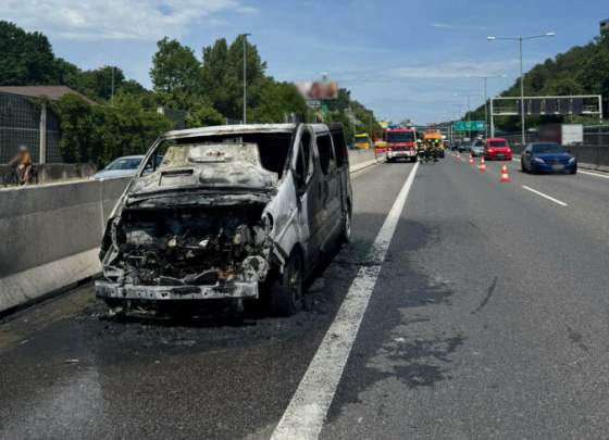 na moste lanfranconi zasahovali hasici aj policia auto zacalo horiet za jazdy doprava je stale obmedzena foto