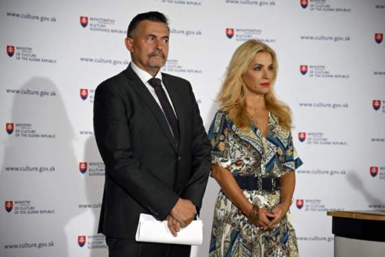 vzacna busta od donatella je v bezpeci na chranenom mieste tvrdi machala na otazky opozicnych politikov odmieta odpovedat video