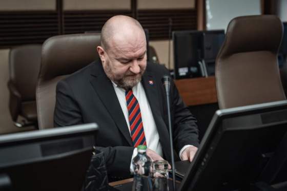 huliak odmieta navrh opozicie na zrusenie ministerstva cestovneho ruchu a sportu ma pre nu jasny odkaz