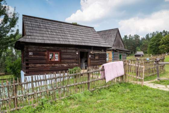 v lubovnianskom skanzene opat ozila vyse 150 rocna kovacska vyhna z torysy postavil ju mikulas sekerak