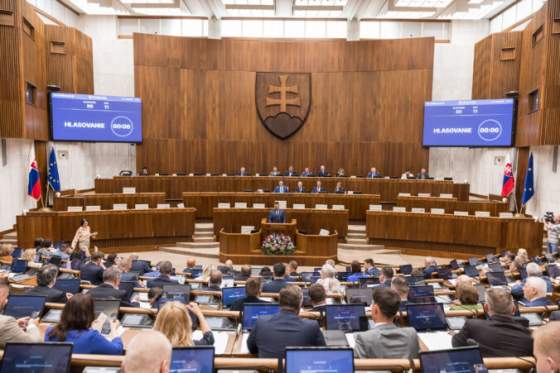 na aktualnej schodzi parlamentu sa bude podla rasiho rozhodovat o zmenach v ustave pridu aj navrhy na odvolavanie