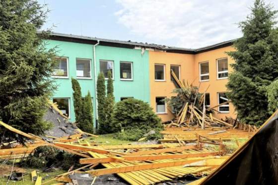 silny vietor poskodil strechu na zakladnej skole v michalovciach vyhlasili mimoriadnu situaciu