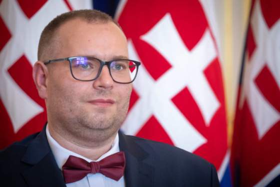 ombudsman vystriha pred navrhom novelizacie ustavy sr uvadza mozne uskalia odnatia prednosti ludskych prav a slobod
