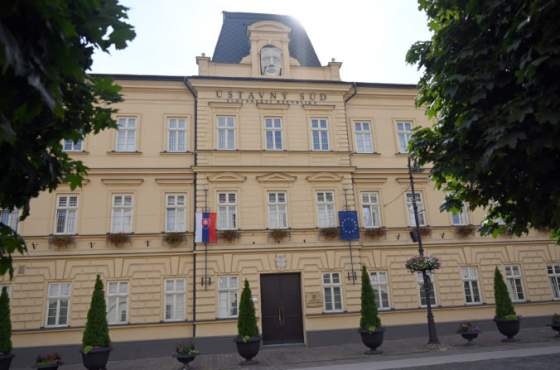ustavny sud prijal podnet zilinku tykajuci sa zakona o meste kosice pozastavil ucinnost viacerych ustanoveni