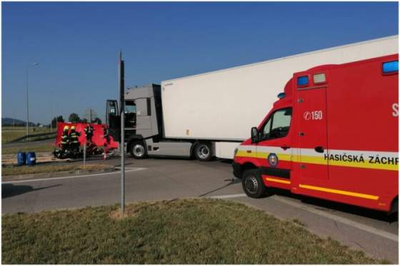 zachranne zlozky zasahovali pri zrazke kamiona s motorkou v okrese trencin jeden z vodicov neprezil foto