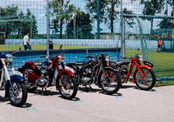 na zapadnom slovensku sa kona unikatna vystava veteranov moto ruze ponuknu nostalgiu aj rodinnu zabavu foto
