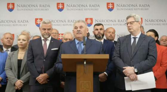 hlasovanie o ustave sa ma presunut na september tri poslanecke kluby ziadaju viac casu video