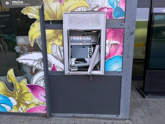 policia vysetruje vybuch bankomatu v malackach foto