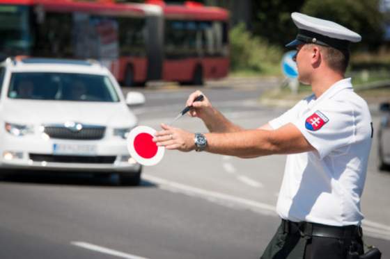 kuriozny pripad dopravneho policajta v humennom mal vyrabat a podpisovat zapisnice za poskodeneho aj podozriveho