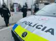 policia vyslobodila dieta z rozhoruceneho auta kluc ostal nedopatrenim vo vnutri vozidla