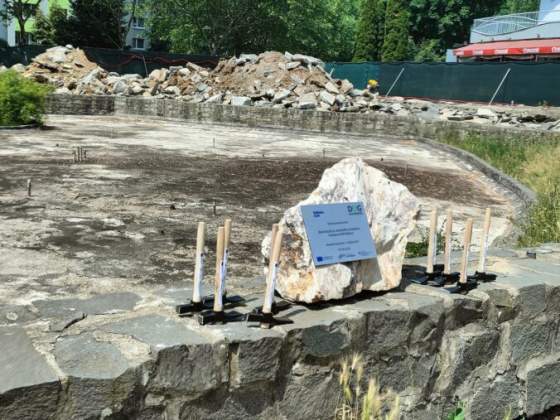 na sidlisku kvp obnovuju fontanu aj prilahle namestie ide o najvacsi projekt v historii mestskej casti foto