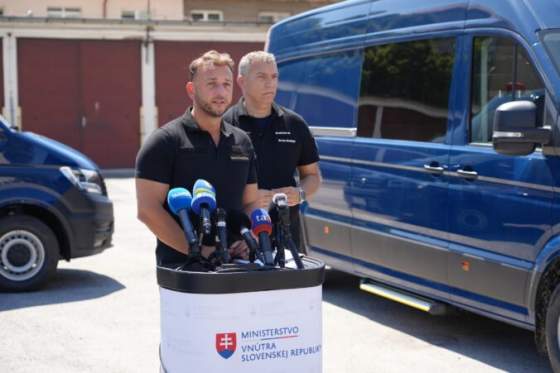 kontrolne chemicke laboratoria civilnej ochrany dostali nove vozidla odovzdal ich minister sutaj estok